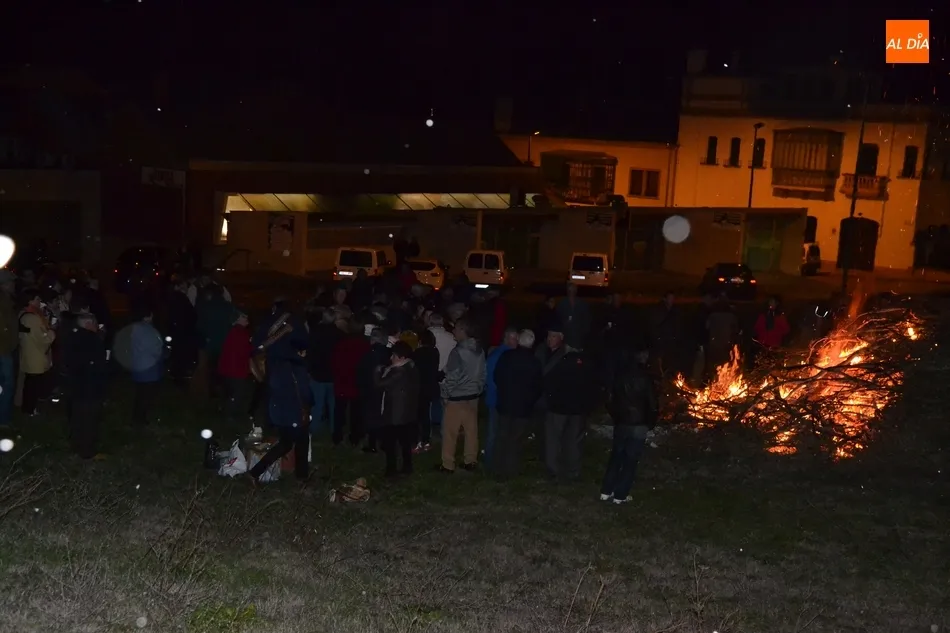 Foto 10 - La hoguera de las &Aacute;guedas cierra el ciclo precarnavalero en torno al fuego  