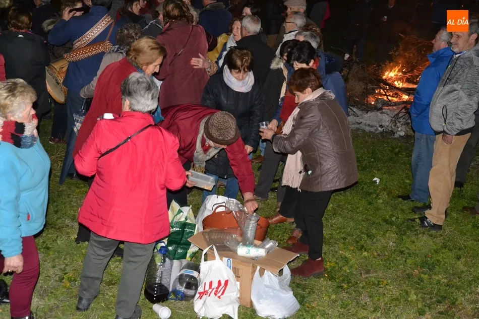Foto 5 - La hoguera de las &Aacute;guedas cierra el ciclo precarnavalero en torno al fuego  