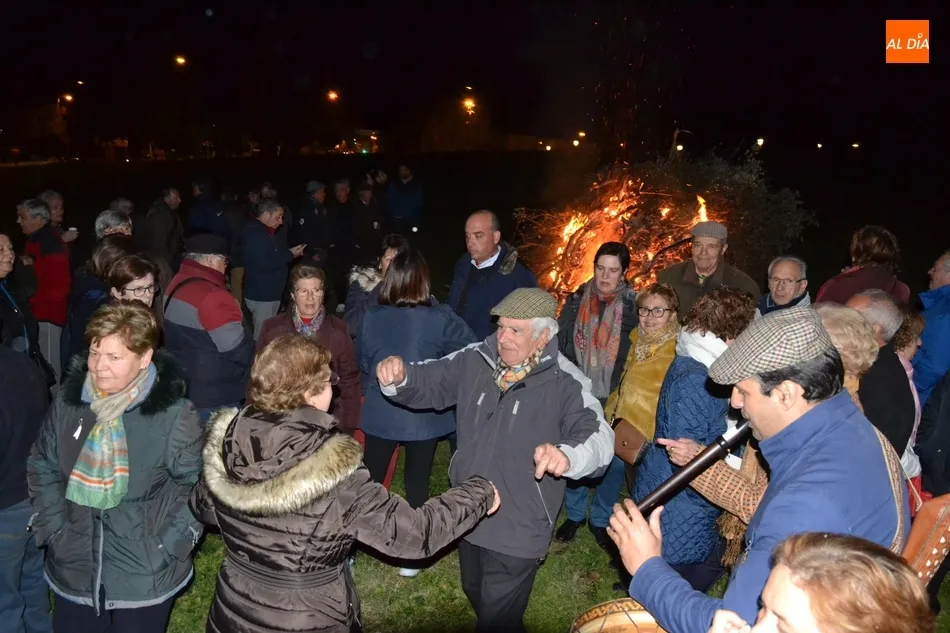 Foto 4 - La hoguera de las &Aacute;guedas cierra el ciclo precarnavalero en torno al fuego  