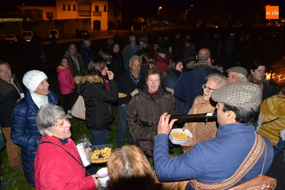 Foto 6 - La hoguera de las &Aacute;guedas cierra el ciclo precarnavalero en torno al fuego  