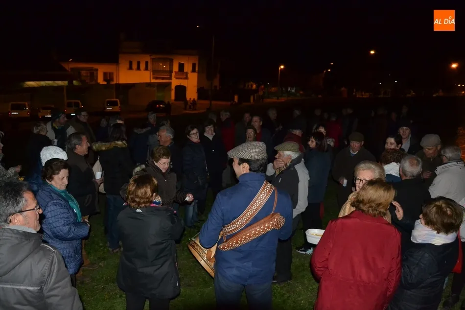 Foto 2 - La hoguera de las &Aacute;guedas cierra el ciclo precarnavalero en torno al fuego  