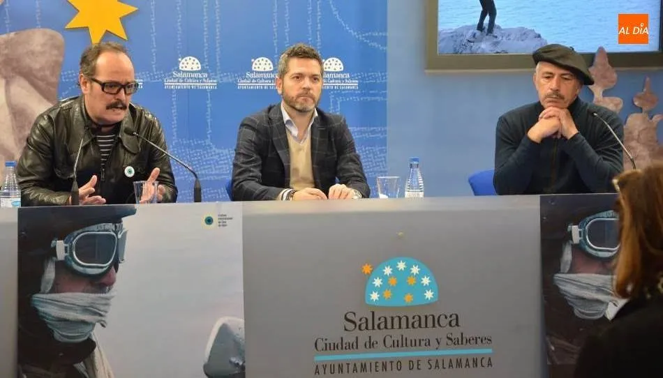 El concejal de Cultura, Julio López Revuelta, junto al director Gabriel Velázquez y el folclorista Eusebio Mayalde, en la presentación de este trabajo que se hizo en diciembre. Foto de Lydia González