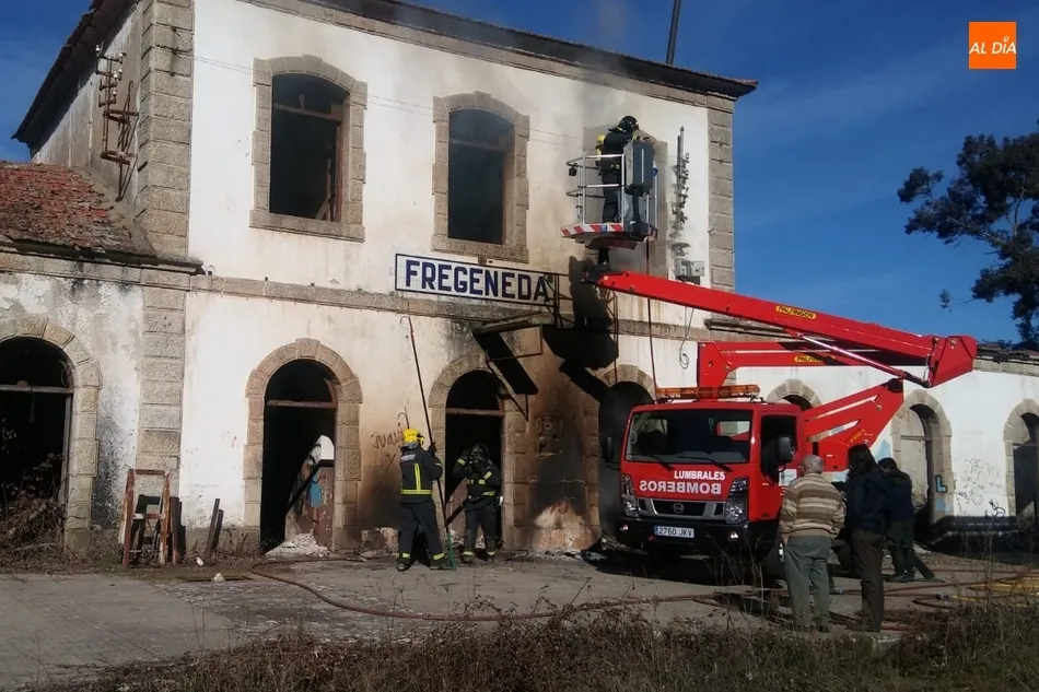 Foto 3 - Controlado un incendio en la estaci&oacute;n de tren de La Fregeneda  