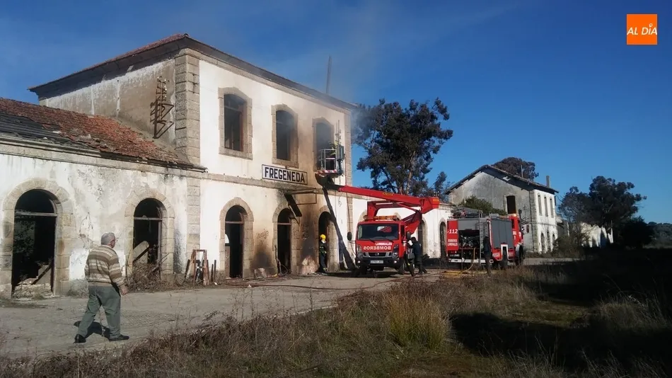 Foto 2 - Controlado un incendio en la estaci&oacute;n de tren de La Fregeneda  