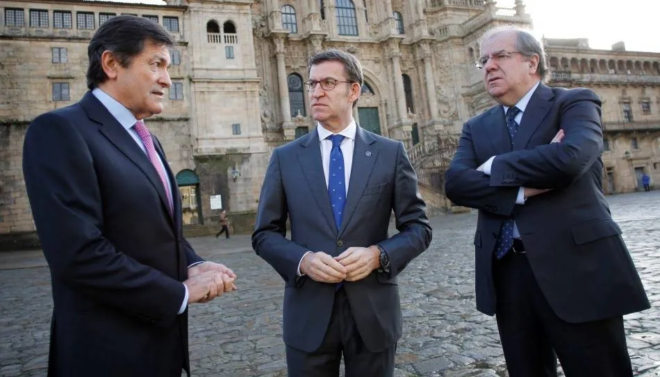 El presidente de la Junta de Castilla y León, Juan Vicente Herrera, en Santiago de Compostela,  junto a los presidentes de Galicia, Alberto Nuñez Feijoo, y el del Principado de Asturias, Javier Fernández
