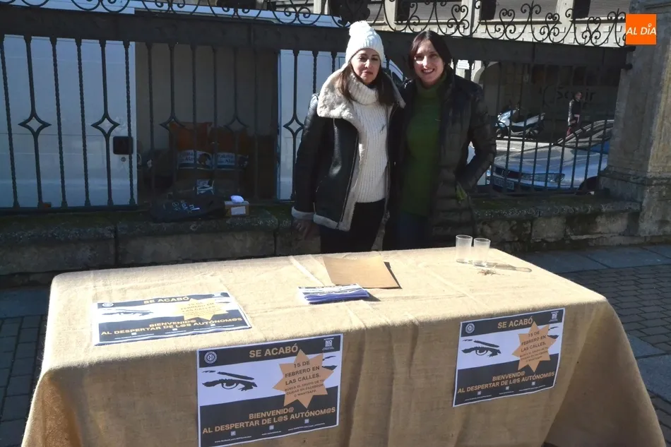 AUPA instala una mesa en la calle para informar sobre sus reivindicaciones  