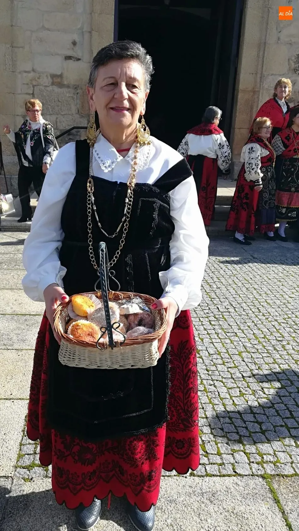 Foto 3 - Las mujeres de La Fregeneda celebran Santa Agueda con una gran animaci&oacute;n