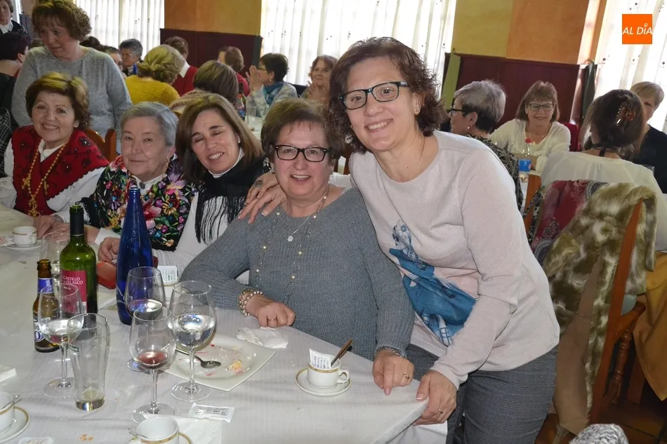 Foto 10 - Unas 40 integrantes de Amanecer se van de comida conjunta para festejar a Santa &Aacute;gueda  