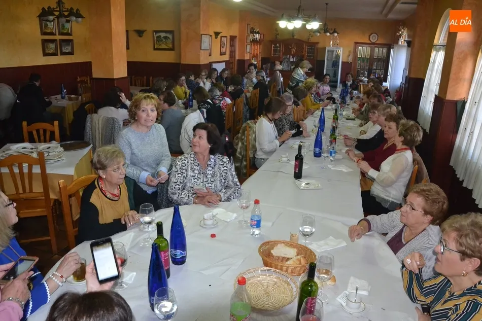 Foto 7 - Unas 40 integrantes de Amanecer se van de comida conjunta para festejar a Santa &Aacute;gueda  