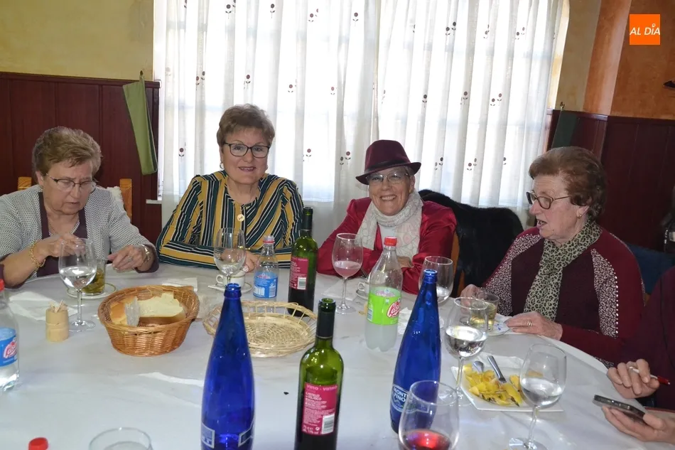 Foto 6 - Unas 40 integrantes de Amanecer se van de comida conjunta para festejar a Santa &Aacute;gueda  