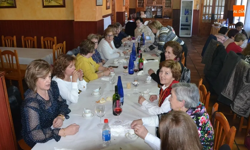 Foto 9 - Unas 40 integrantes de Amanecer se van de comida conjunta para festejar a Santa &Aacute;gueda  