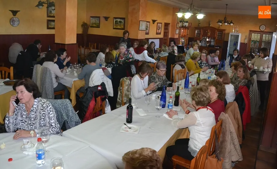 Foto 5 - Unas 40 integrantes de Amanecer se van de comida conjunta para festejar a Santa &Aacute;gueda  