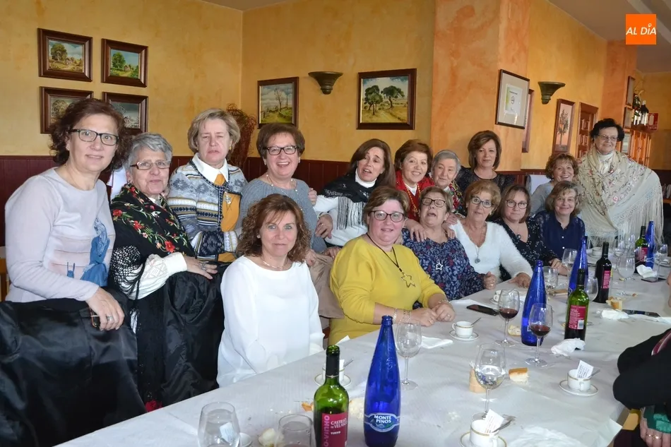 Foto 4 - Unas 40 integrantes de Amanecer se van de comida conjunta para festejar a Santa &Aacute;gueda  