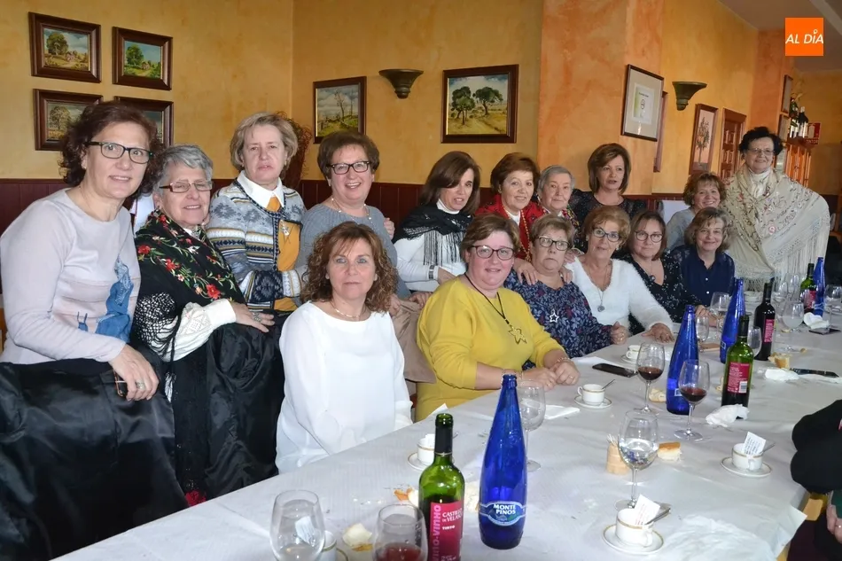 Foto 3 - Unas 40 integrantes de Amanecer se van de comida conjunta para festejar a Santa &Aacute;gueda  