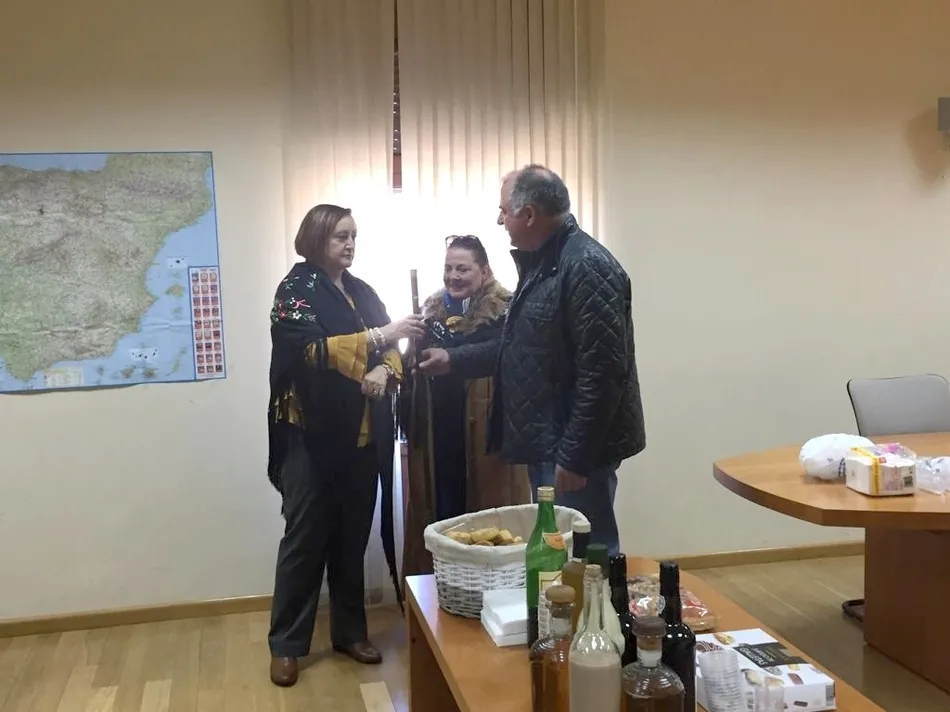 Foto 6 - Isabel Ull&aacute;n recibe el bast&oacute;n municipal como aguedesa mayor en Villarino  