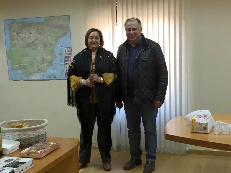 Foto 5 - Isabel Ull&aacute;n recibe el bast&oacute;n municipal como aguedesa mayor en Villarino  