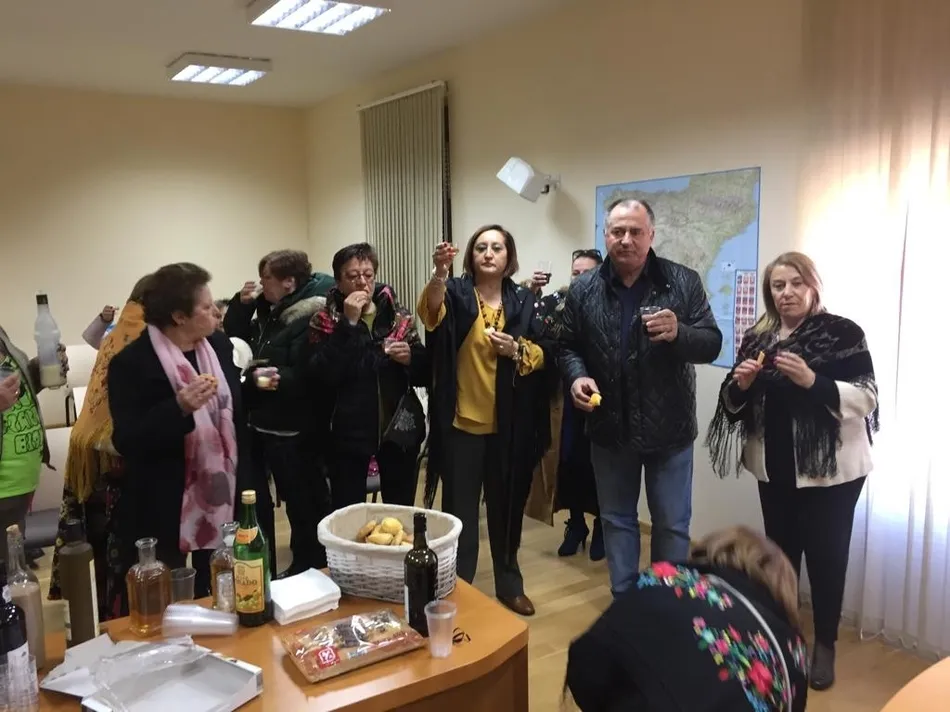 Foto 4 - Isabel Ull&aacute;n recibe el bast&oacute;n municipal como aguedesa mayor en Villarino  