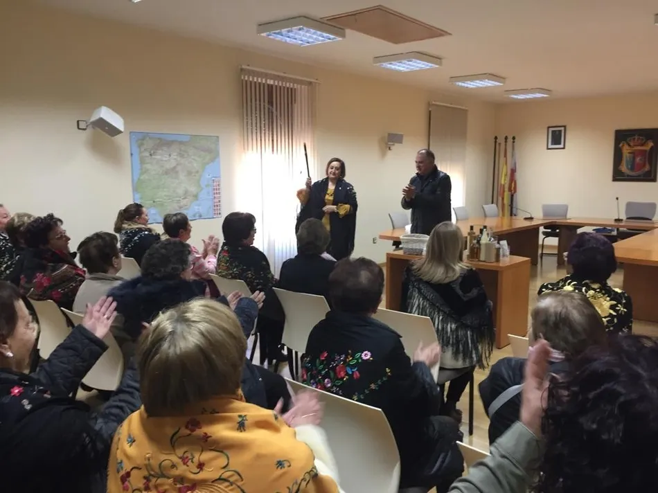 Foto 3 - Isabel Ull&aacute;n recibe el bast&oacute;n municipal como aguedesa mayor en Villarino  