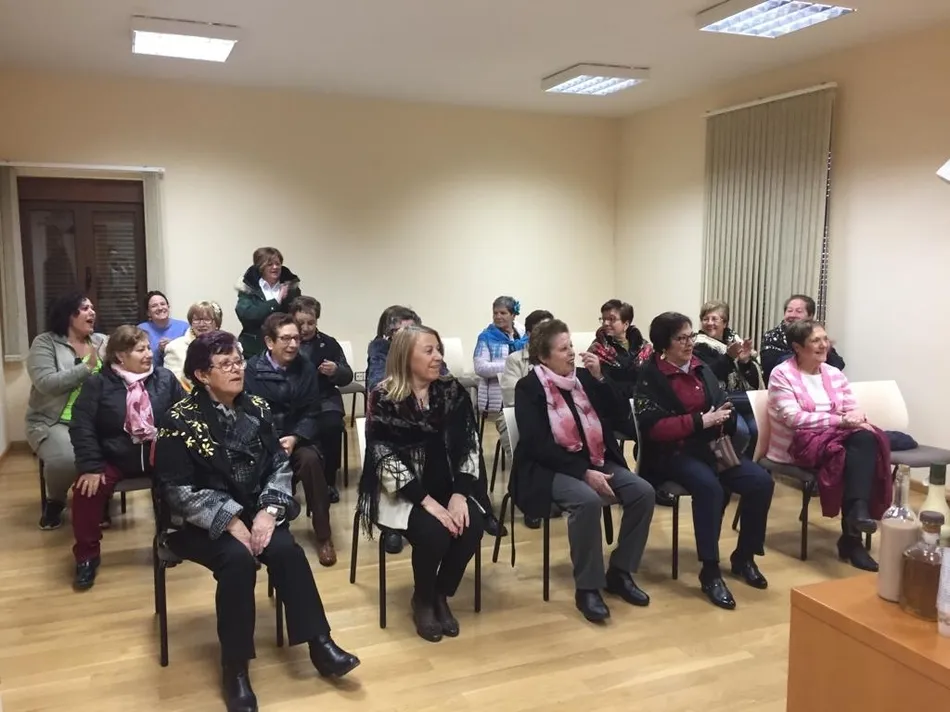 Foto 2 - Isabel Ull&aacute;n recibe el bast&oacute;n municipal como aguedesa mayor en Villarino  