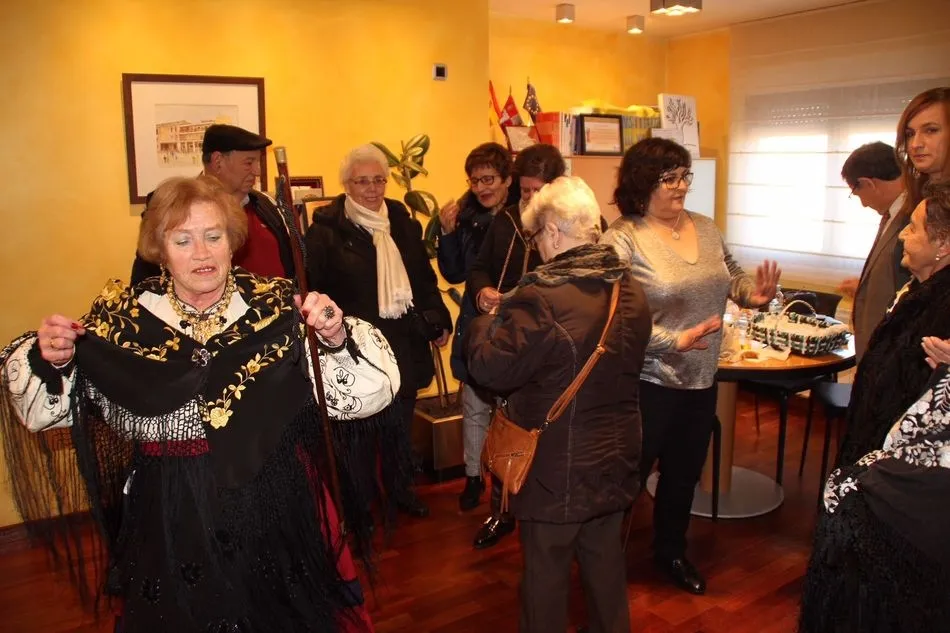 Foto 3 - Bailes para celebrar la festividad de Santa &Aacute;gueda en Carbajosa