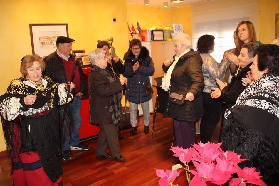 Foto 2 - Bailes para celebrar la festividad de Santa &Aacute;gueda en Carbajosa