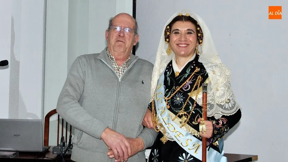 Foto 11 - Raquel Manzanas estrena el nuevo bast&oacute;n de mando del Ayuntamiento de Lumbrales
