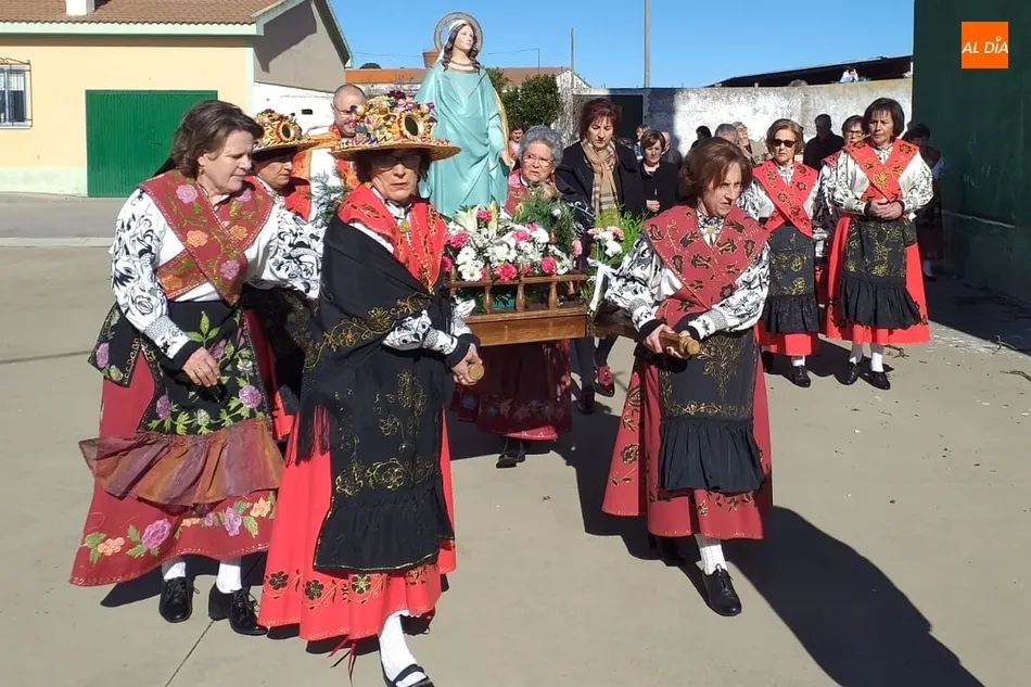Foto 10 - Las mujeres de Pelarrodr&iacute;guez toman las calles guiadas por Diamantina Alonso  