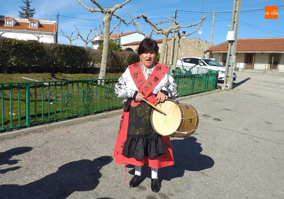 Foto 8 - Las mujeres de Pelarrodr&iacute;guez toman las calles guiadas por Diamantina Alonso  