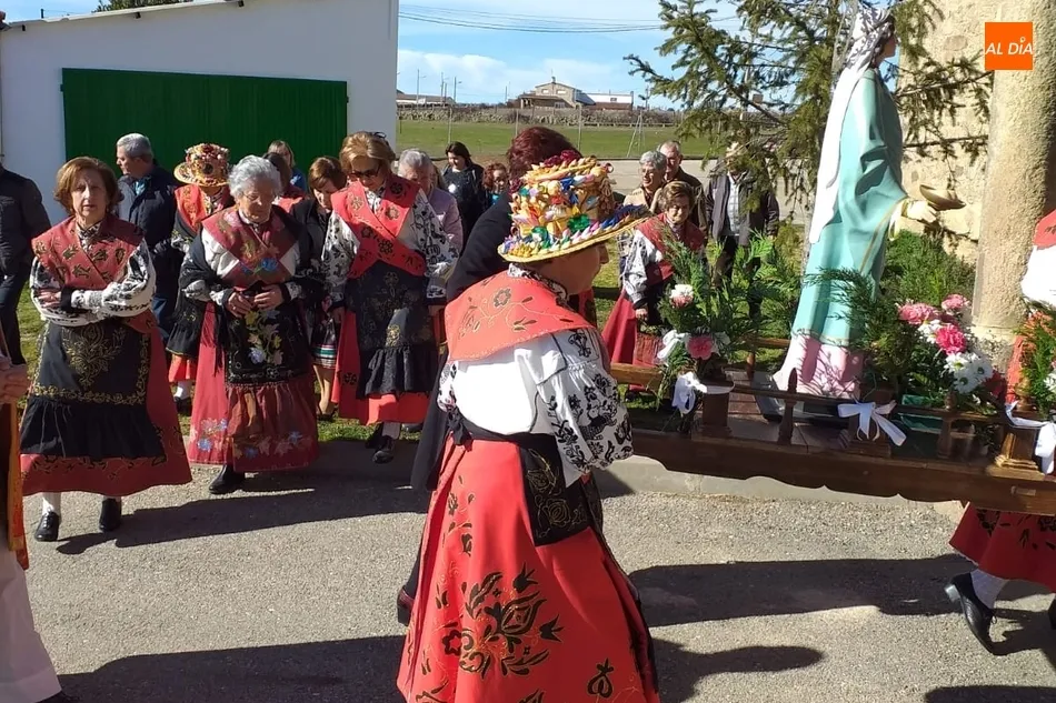 Foto 5 - Las mujeres de Pelarrodr&iacute;guez toman las calles guiadas por Diamantina Alonso  