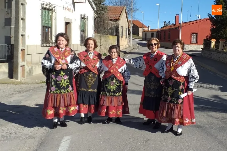 Foto 2 - Las mujeres de Pelarrodr&iacute;guez toman las calles guiadas por Diamantina Alonso  