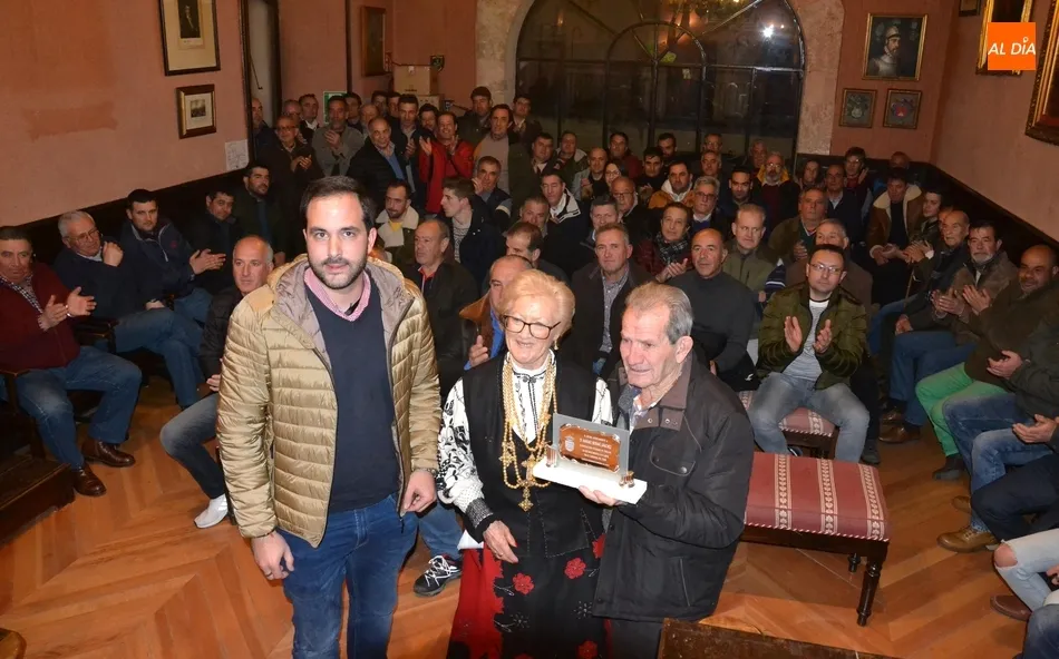 La Alcaldesa de las Águedas preside una tranquila subasta que incluyó una despedida y un homenaje ...