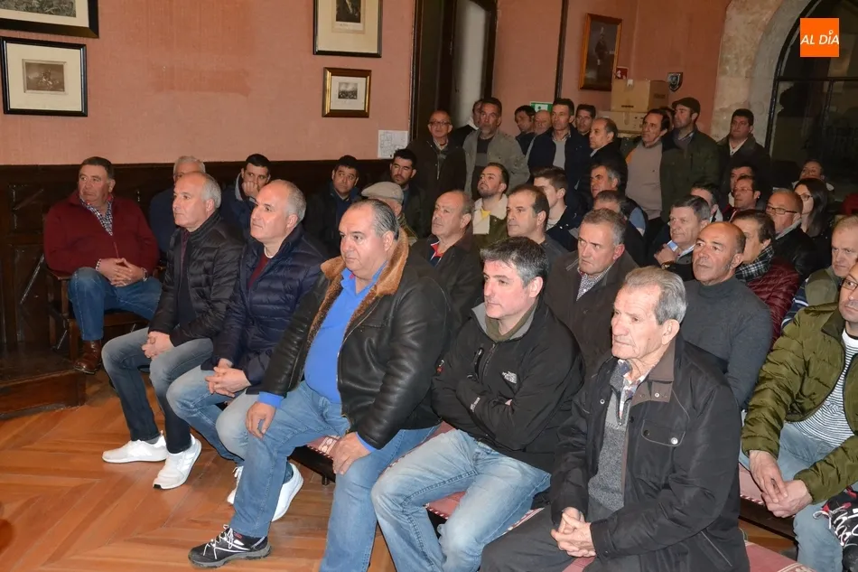Foto 11 - La Alcaldesa de las &Aacute;guedas preside una tranquila subasta que incluy&oacute; una despedida y un homenaje ...
