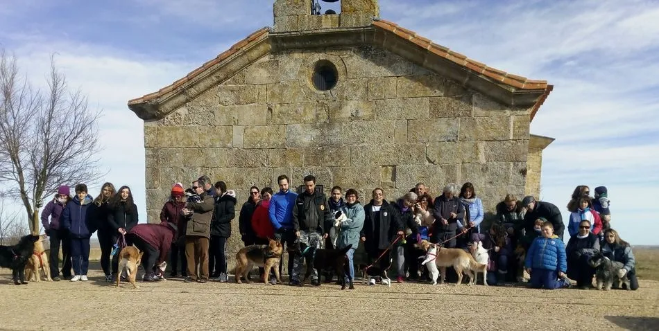Vecinos y mascotas participantes en la primera jornada celebrada en Villares