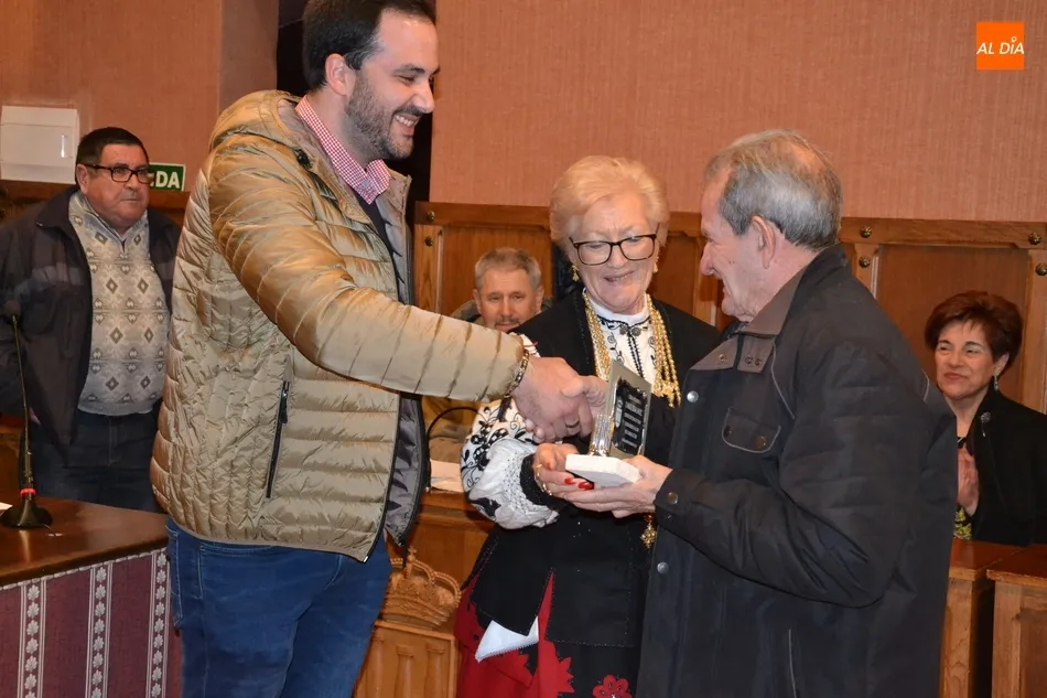 Foto 6 - La Alcaldesa de las &Aacute;guedas preside una tranquila subasta que incluy&oacute; una despedida y un homenaje ...