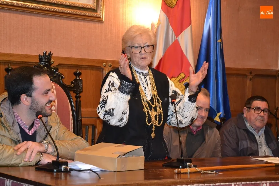 Foto 3 - La Alcaldesa de las &Aacute;guedas preside una tranquila subasta que incluy&oacute; una despedida y un homenaje ...