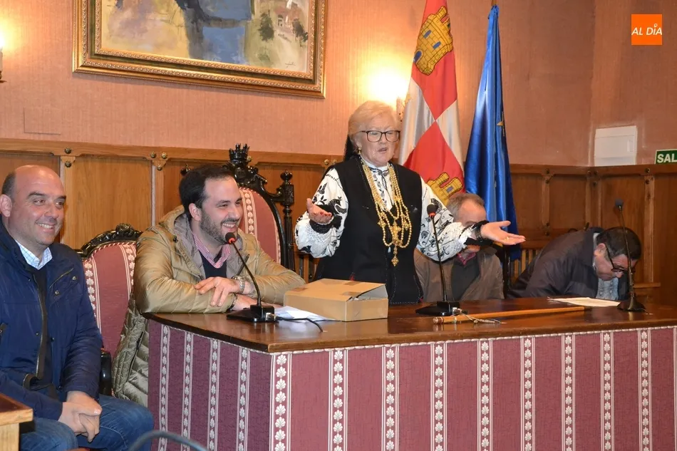 Foto 4 - La Alcaldesa de las &Aacute;guedas preside una tranquila subasta que incluy&oacute; una despedida y un homenaje ...