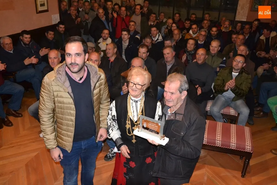 Foto 5 - La Alcaldesa de las &Aacute;guedas preside una tranquila subasta que incluy&oacute; una despedida y un homenaje ...