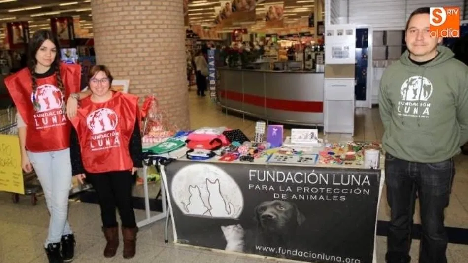 Voluntarios de la Fundación Luna en una campaña anterior en E. Leclerc