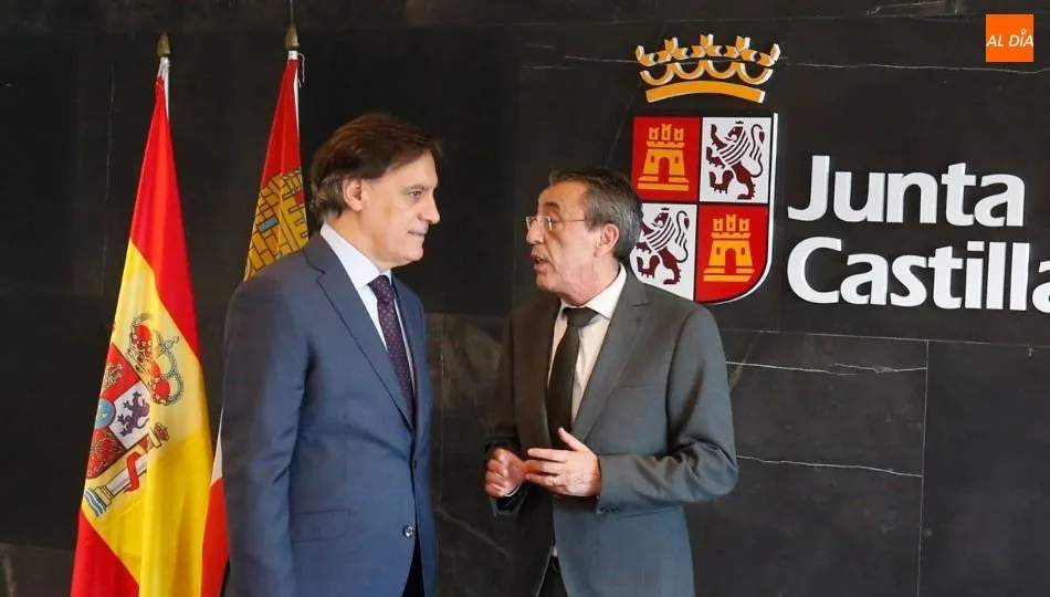 Encuentro del alcalde de Salamanca, Carlos García Carbayo, con el delegado territorial de la Junta de Castilla y León, Bienvenido Mena