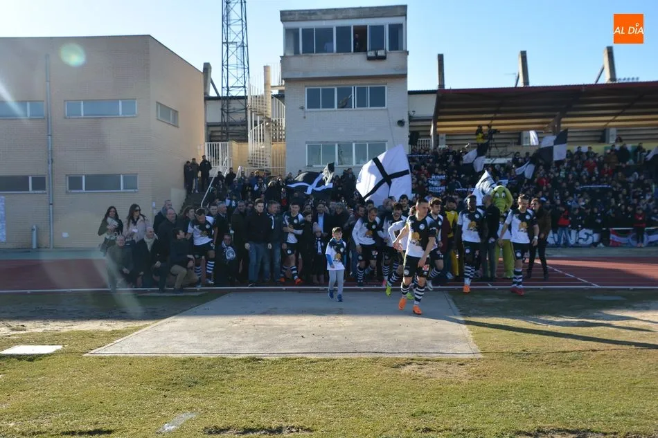 Jugadores de Unionistas junto a los patrocinadores del club / Lydia González
