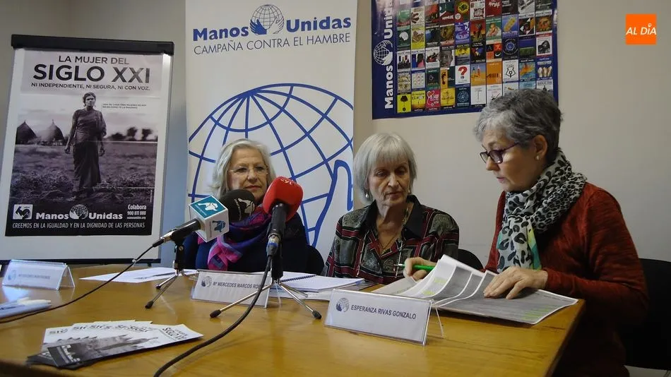 Mercedes Marcos, presidenta de Manos Unidas Salamanca, junto a Esperanza Rivas, tesorera, y Mª Dolores Hontiveros, voluntaria