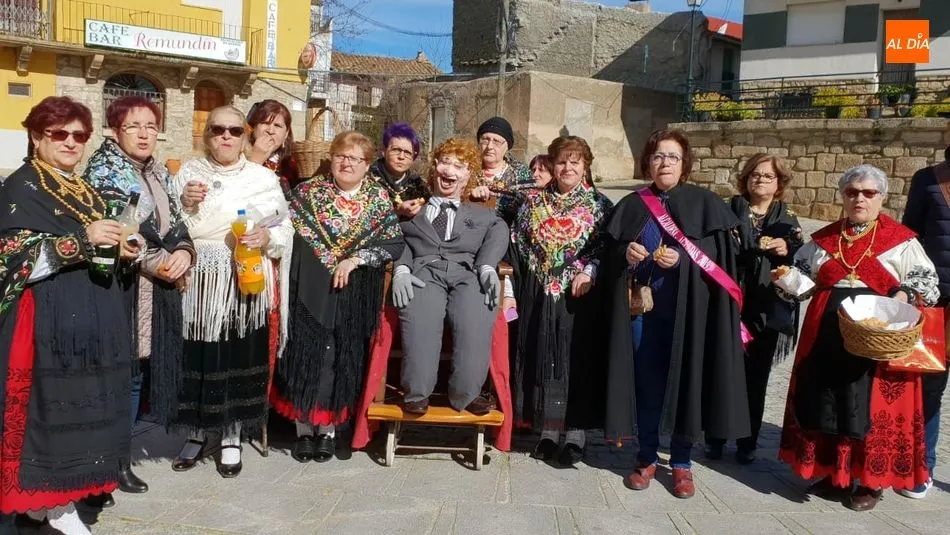 Las Aguedas de Sobradillo pasearon por el pueblo al Tío Pajas