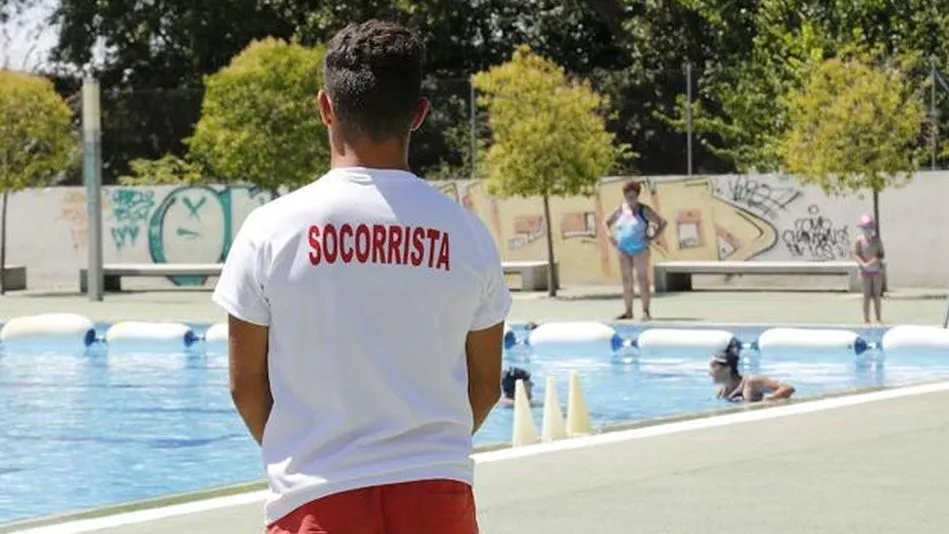 Socorrista en una piscina de Palencia / Antonio Quintero