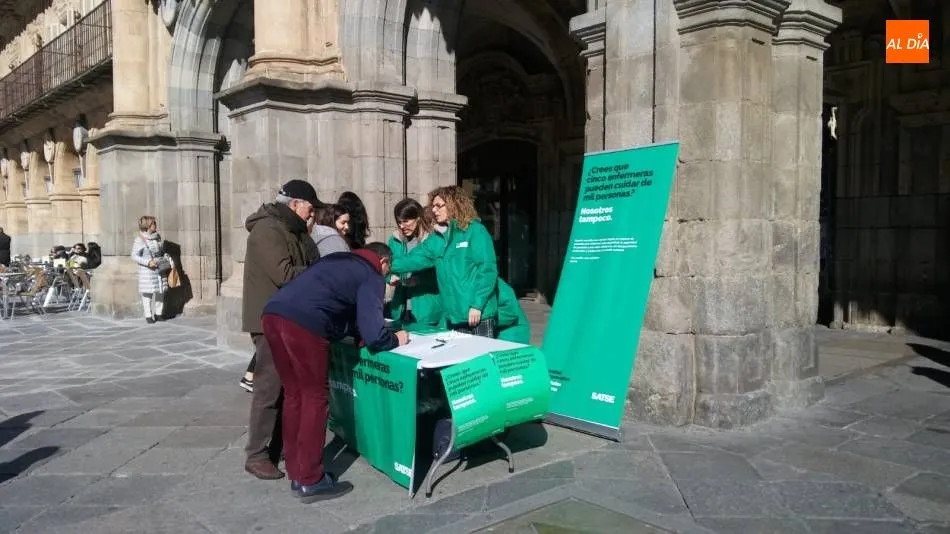 Foto 2 - SATSE contin&uacute;a la recogida de firmas en Salamanca para pedir una nueva Ley de Ratios de...