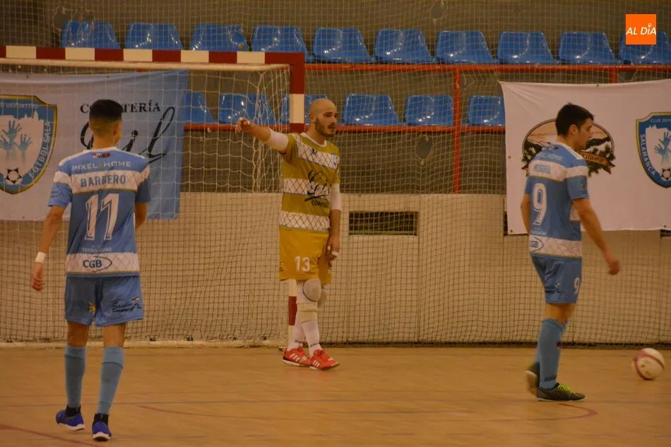 Borja dirige a sus compañeros en el encuentro ante el Medinense / Lydia González