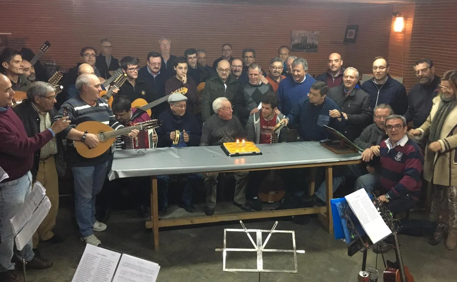 Foto 2 - La Rondalla III Columnas sopla las velas de su 75 cumplea&ntilde;os  