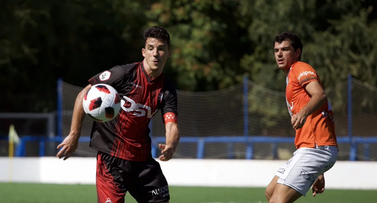 De la Nava presiona a un jugador del Adarve en el partido de ida