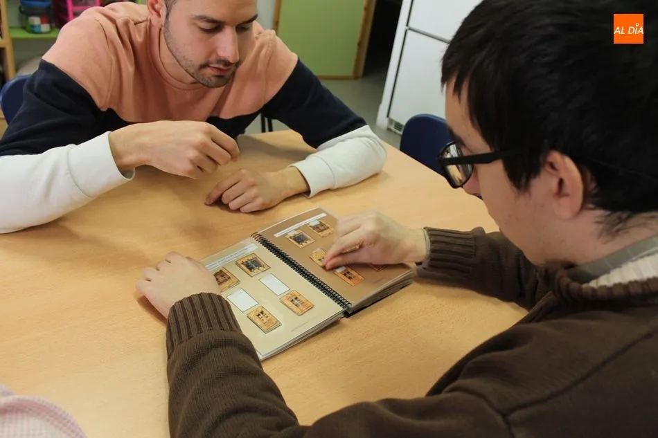 Los usuarios del Centro de Día Los Cedros, ayudados por los profesionales, han elaborado las guías