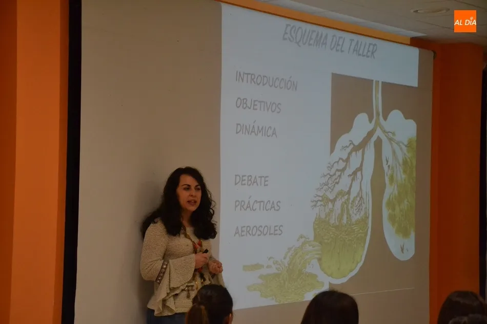 Foto 3 - Gran inter&eacute;s por la charla de la Escuela de Padres y Madres dedicada a los problemas respiratorios ...