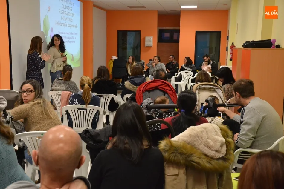 Foto 4 - Gran inter&eacute;s por la charla de la Escuela de Padres y Madres dedicada a los problemas respiratorios ...